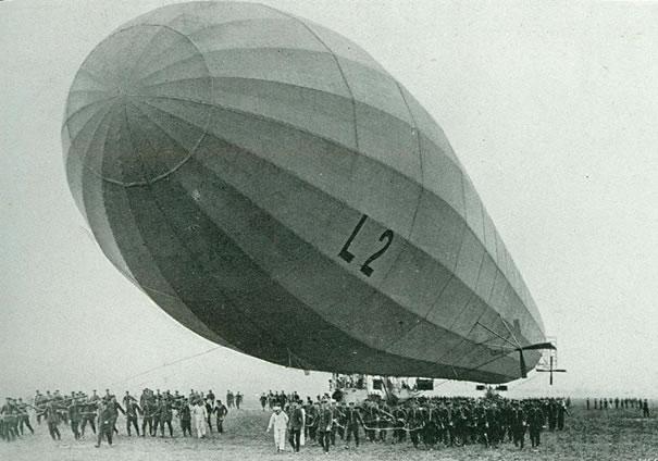The L II airship at Johannisthal –photo from De Prins magazine, 25 Oct., 1913.